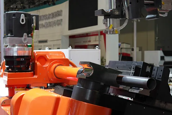 Cintreuse de tubes CNC