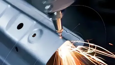 Pièces embouties de carrosserie et éléments de couverture